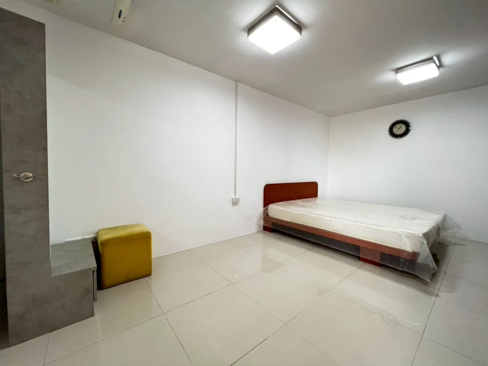 For rent: Ratchada City 18, spacious room with plenty of usable space, comes fully furnished and equipped with appliances. Hurry and reserve now!
