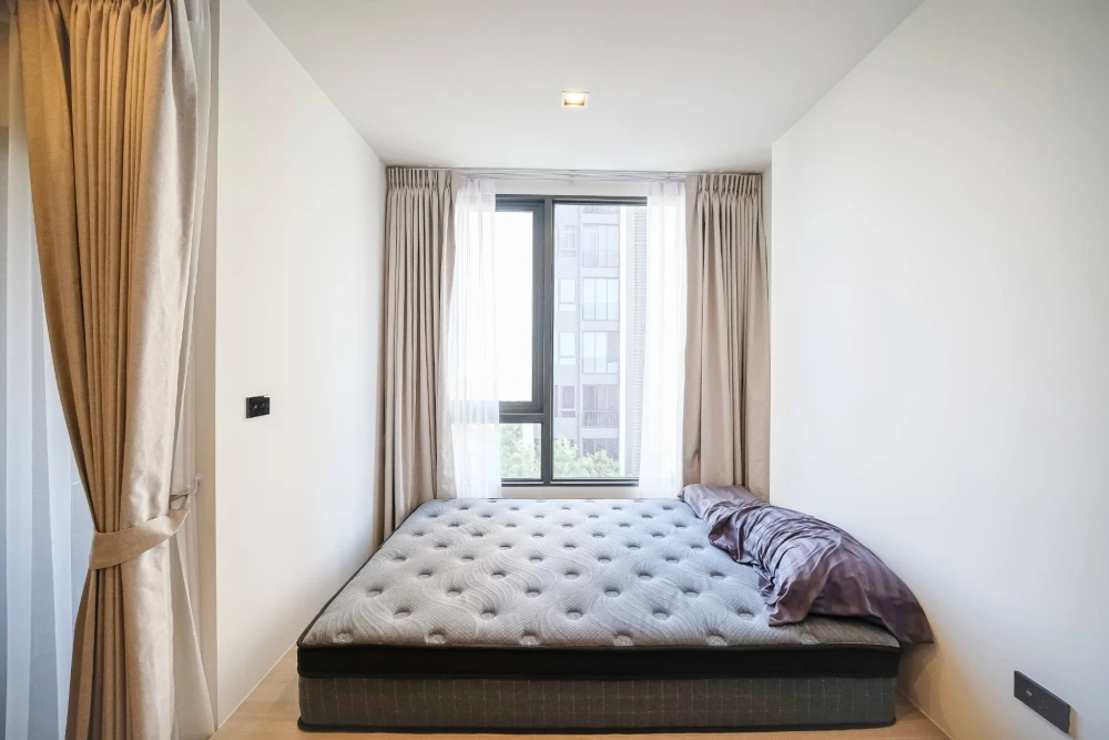 For rent: Reference Sathorn - Wongwianyai. Nice unit, high floor, good ventilation, fully furnished. Book now!