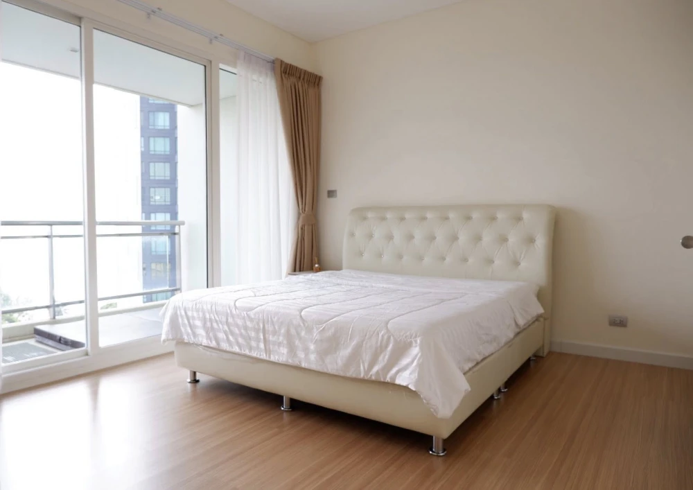 For rent Reflection Jomtien Beach Pattaya, spacious room, lots of usable space, comes with a jacuzzi and complete furniture, book now.