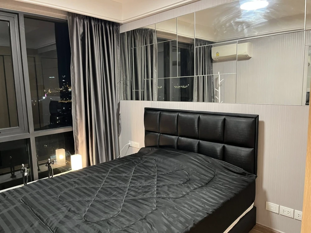 For rent: Regal Sathorn Narathiwat, beautifully decorated unit on the 22nd floor. North-facing windows and balcony, no direct sunlight. Book now, don'