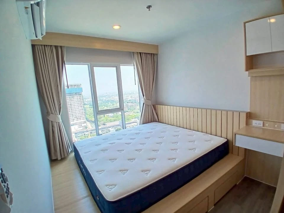 For rent: Regent Home Bangna, very high floor unit with BITEC view and unobstructed view. Minimalist style interior with top-quality furniture. Book n