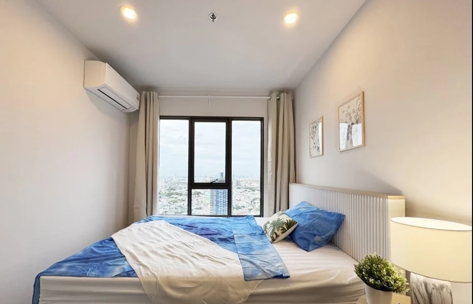 For rent: Regent Home Wutthakat. Beautiful, minimalist-style room, ready to move in. You definitely shouldn't miss this opportunity!