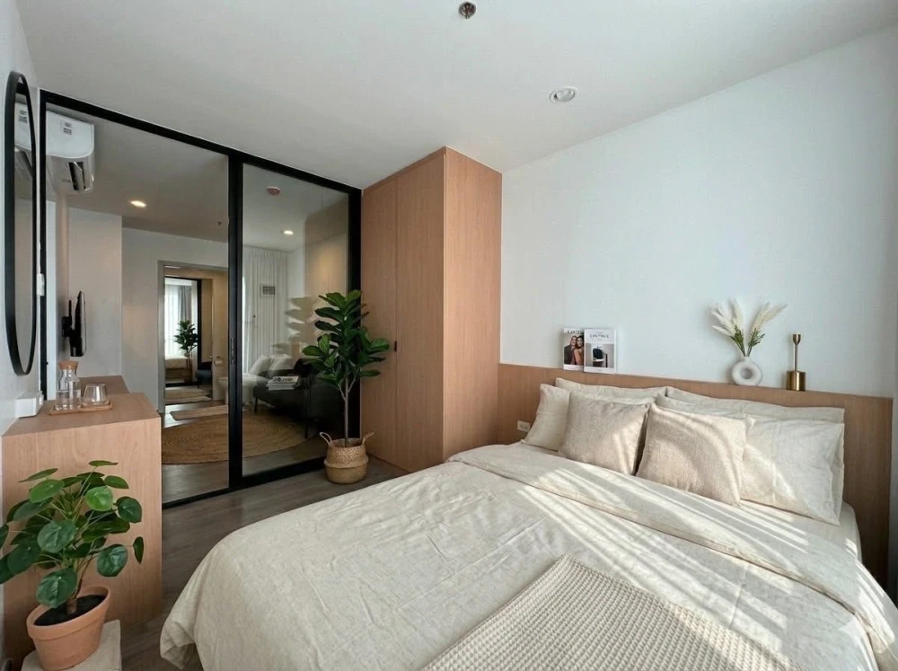For rent: Regent Home Wutthakat, minimalist style room, fully furnished, ready to move in. Corner unit with unblocked city view. Book now!