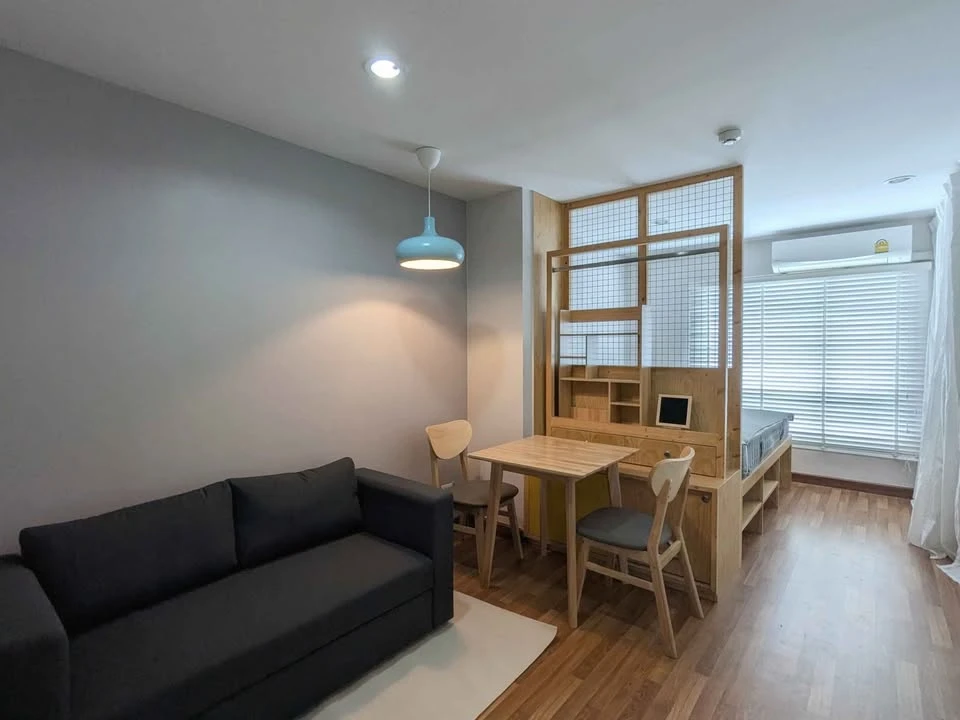For rent: Regent home Sukhumvit 81, Studio room with a partition separating the bedroom area, fully furnished, reserve now.