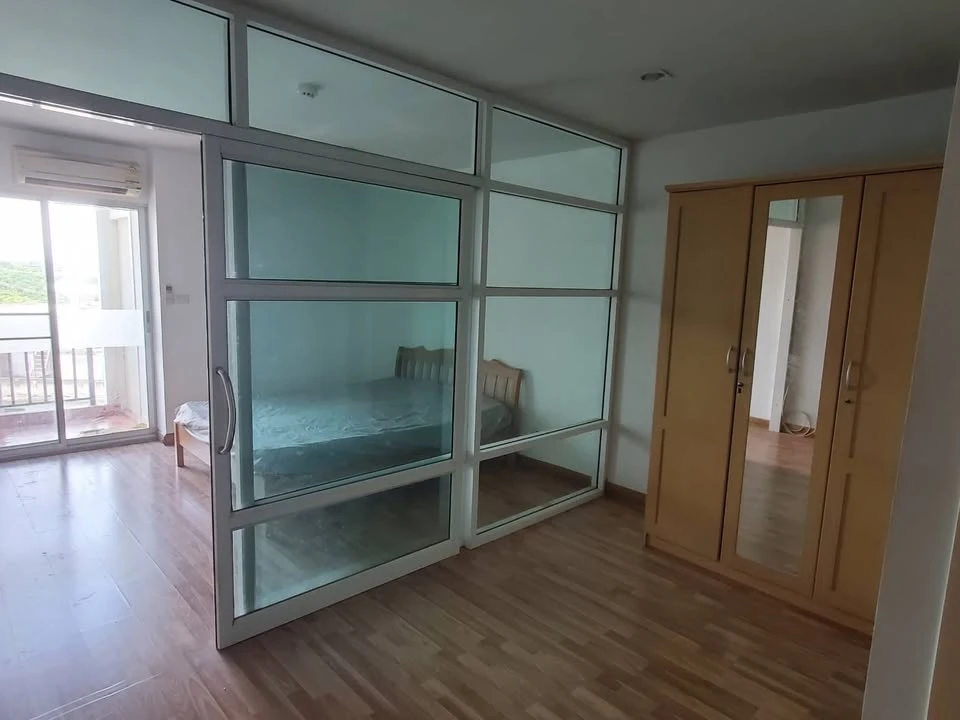 For rent: Regent Home 10 Chaengwattana, spacious room, comes with usable space, good price, come and reserve now.
