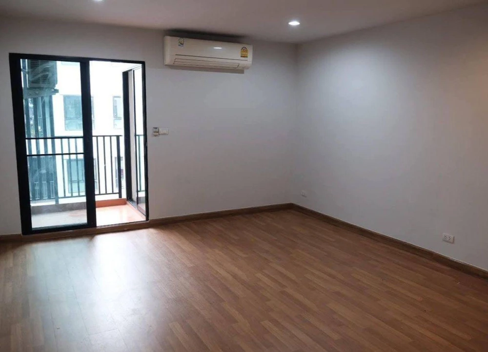 For rent: Regent Home 10 Chaengwattana. Empty, spacious unit on a low floor, perfect for someone who enjoys decorating. Act fast before it's gone!!!