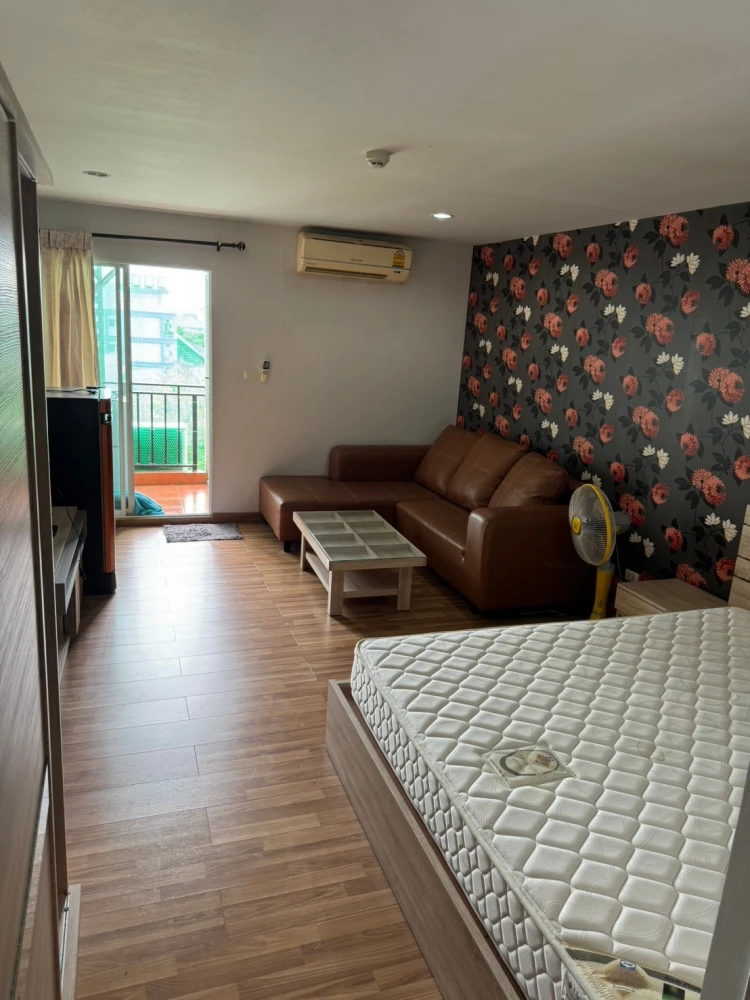 For rent: Regent Home 14 Sukhumvit 93, studio room with beautiful wallpaper, washing machine included at a great price. Hurry and book now!