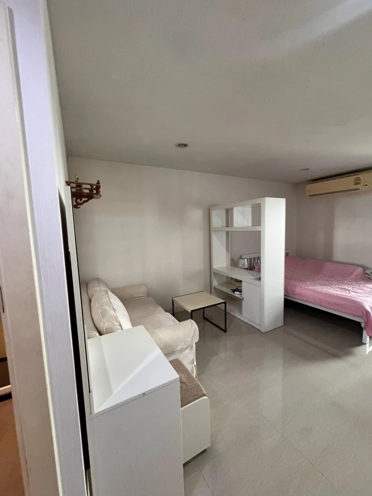 For rent: Regent Home 15 Chaengwattana, 3rd floor, Building B, fully furnished, ready to move in. Don't miss out!