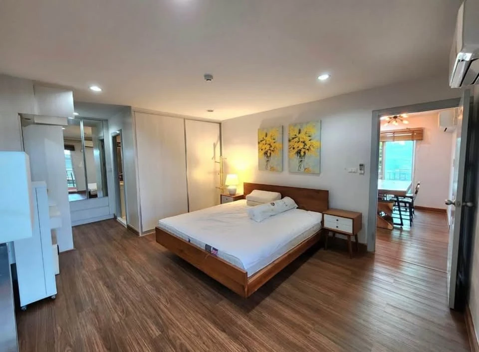 For rent: Regent Home 22, very spacious room, 63 sq m, with balcony, warm atmosphere like being at home. Reserve now!