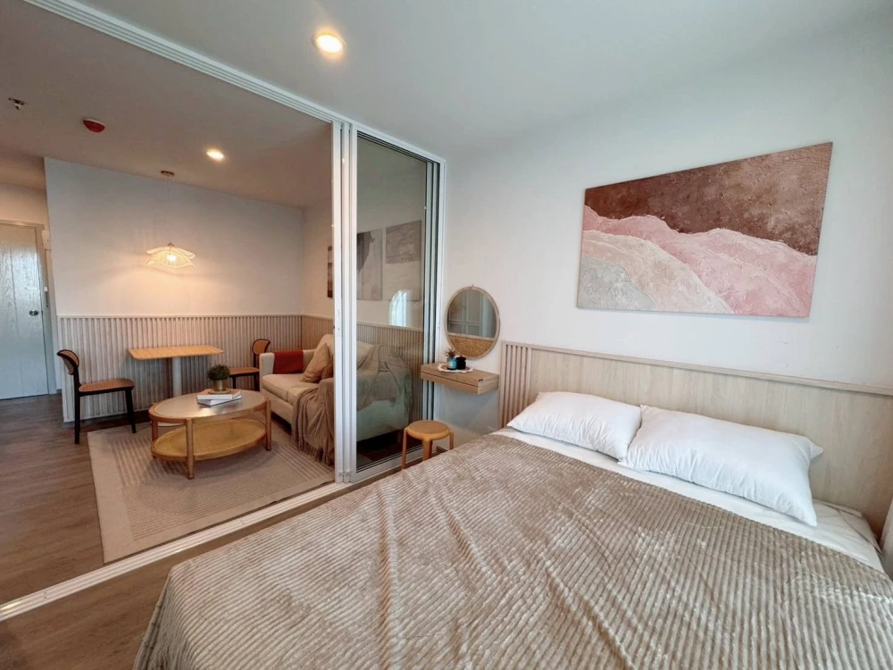 For rent: Regent Home Bangna, high floor, Building D, with a clear, comfortable city view. Fully furnished and equipped with electrical appliances. Hu