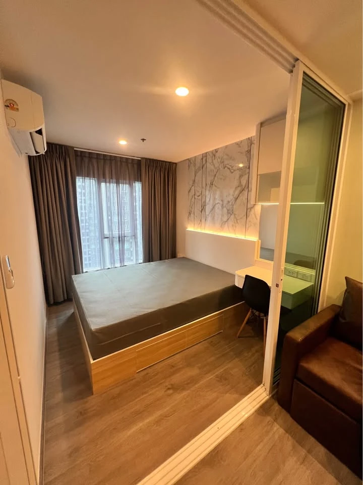 For rent: Regent Home Bangna, 25th floor, very high, with stunning city views, beautifully decorated with built-ins, don't miss it.