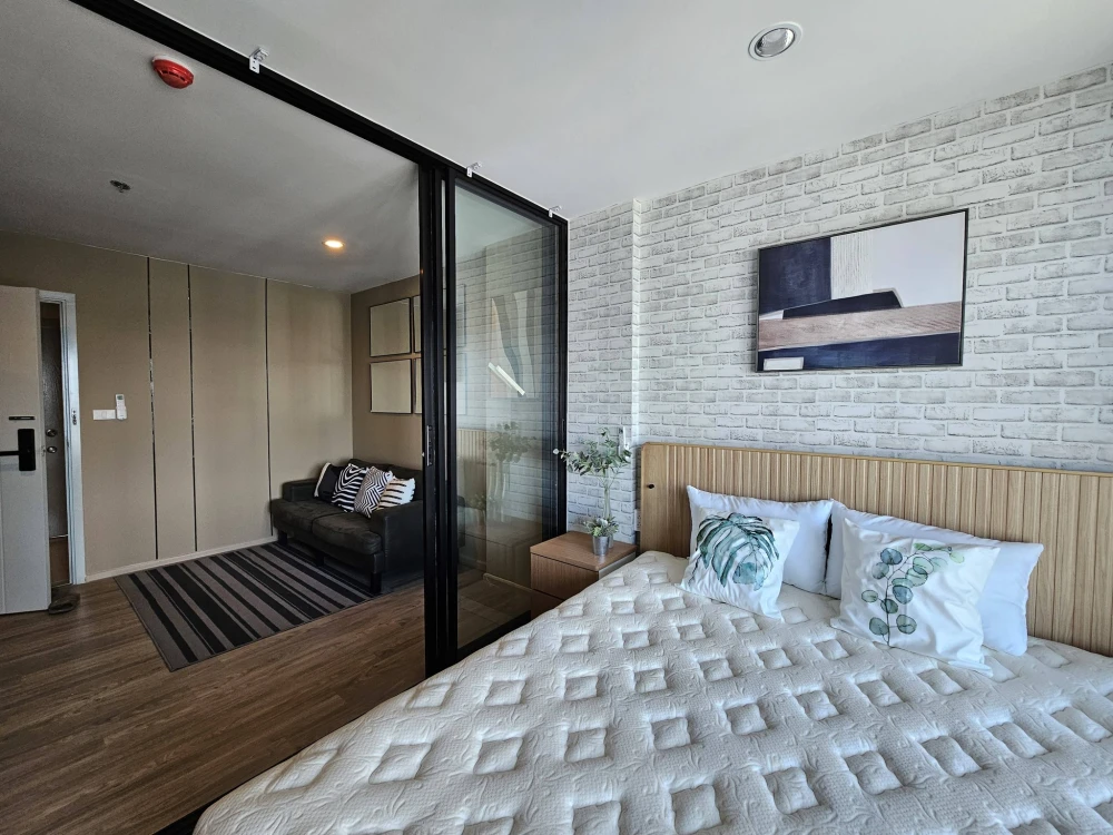 For rent: Regent Home Bangna, Building A, 22nd floor, river view of Bang Krachao. Wide-fronted unit, a special type available in only 1% of units. Boo