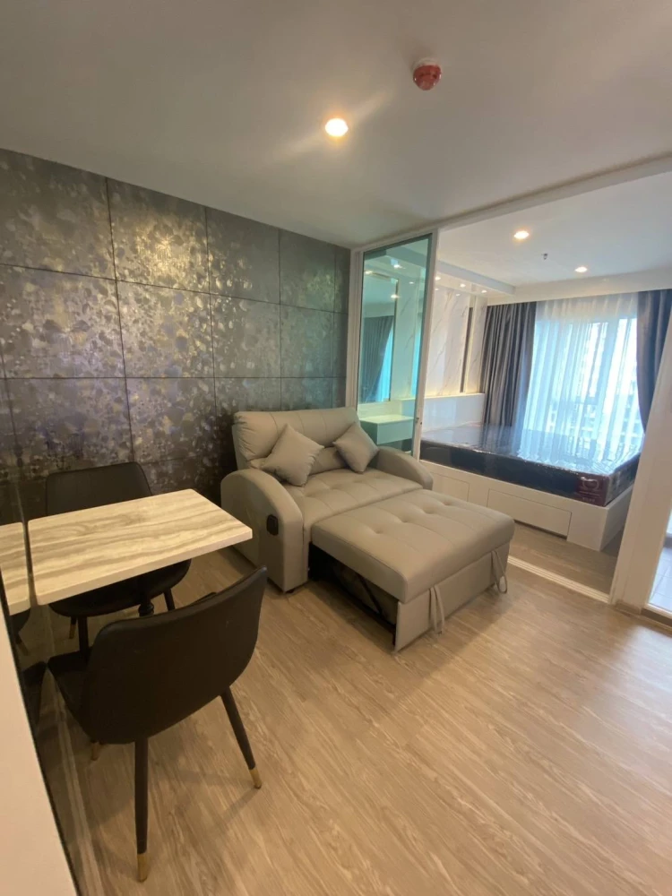 For rent: Regent Home BangNa, Building B, 9th floor, swimming pool view, modern style decoration, fully equipped built-in set, reserve now.