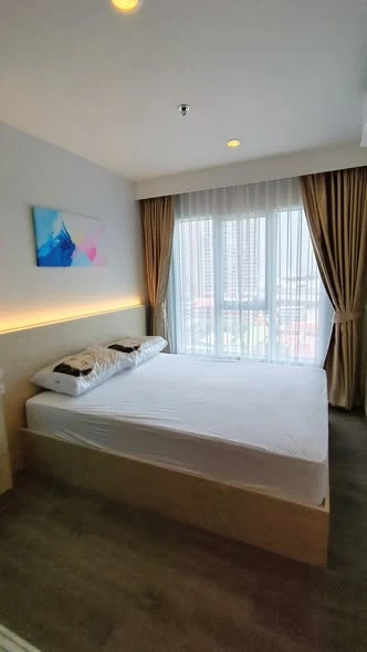 For rent: Regent Home Bangna, high floor unit, high-quality built-in interior, fully furnished with appliances, ready to move in. Book now!