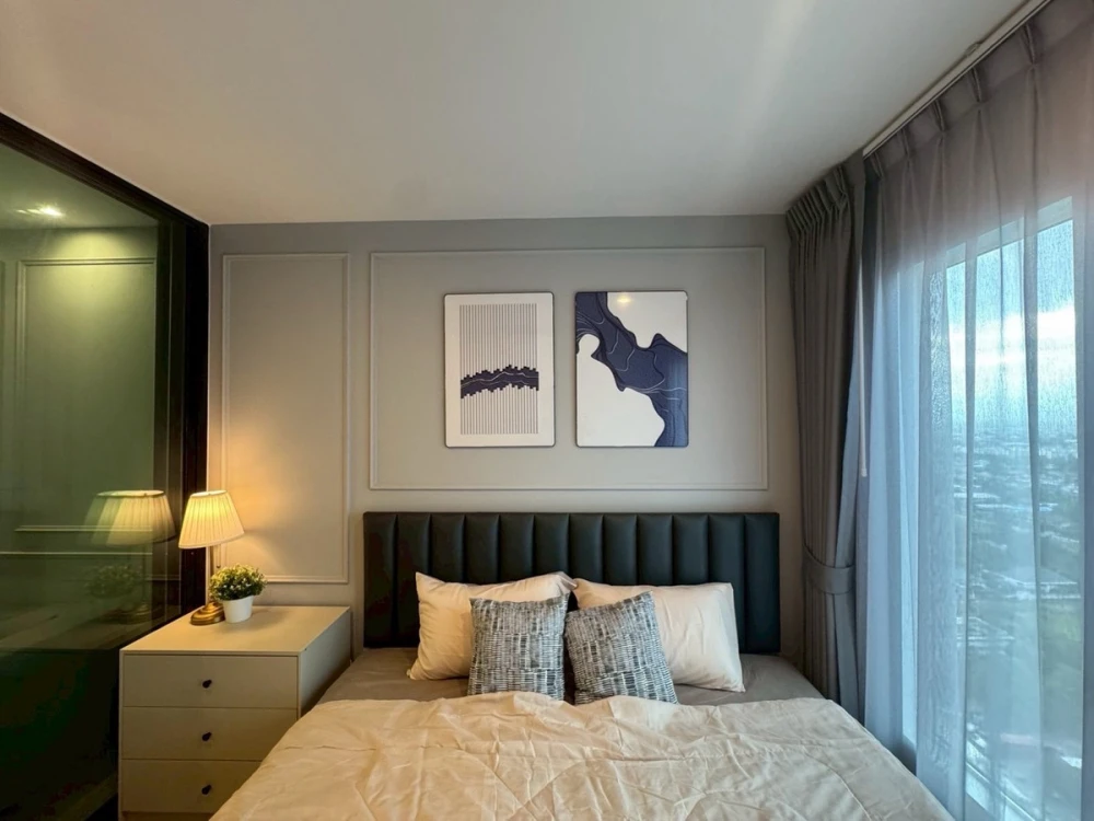 For rent: Regent Home Bangna. A lovely unit with a coordinated decor, high-quality built-in wall units, and an unobstructed view. Book now!