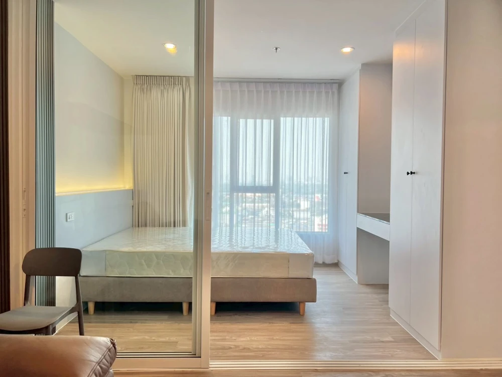 For rent: Regent Home Bangna. Beautifully decorated unit with a coordinated color scheme and high-quality built-in furniture. Don't miss out!