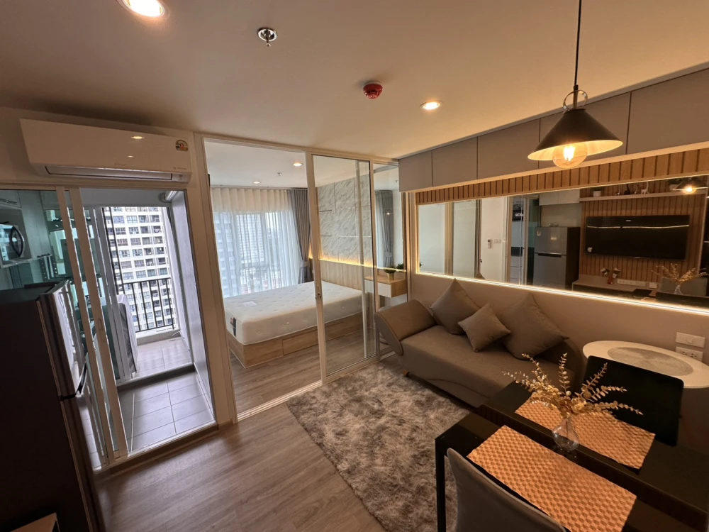 For rent: Regent Home Bangna, beautifully decorated room with a stylish built-in headboard, fully furnished, reserve now!