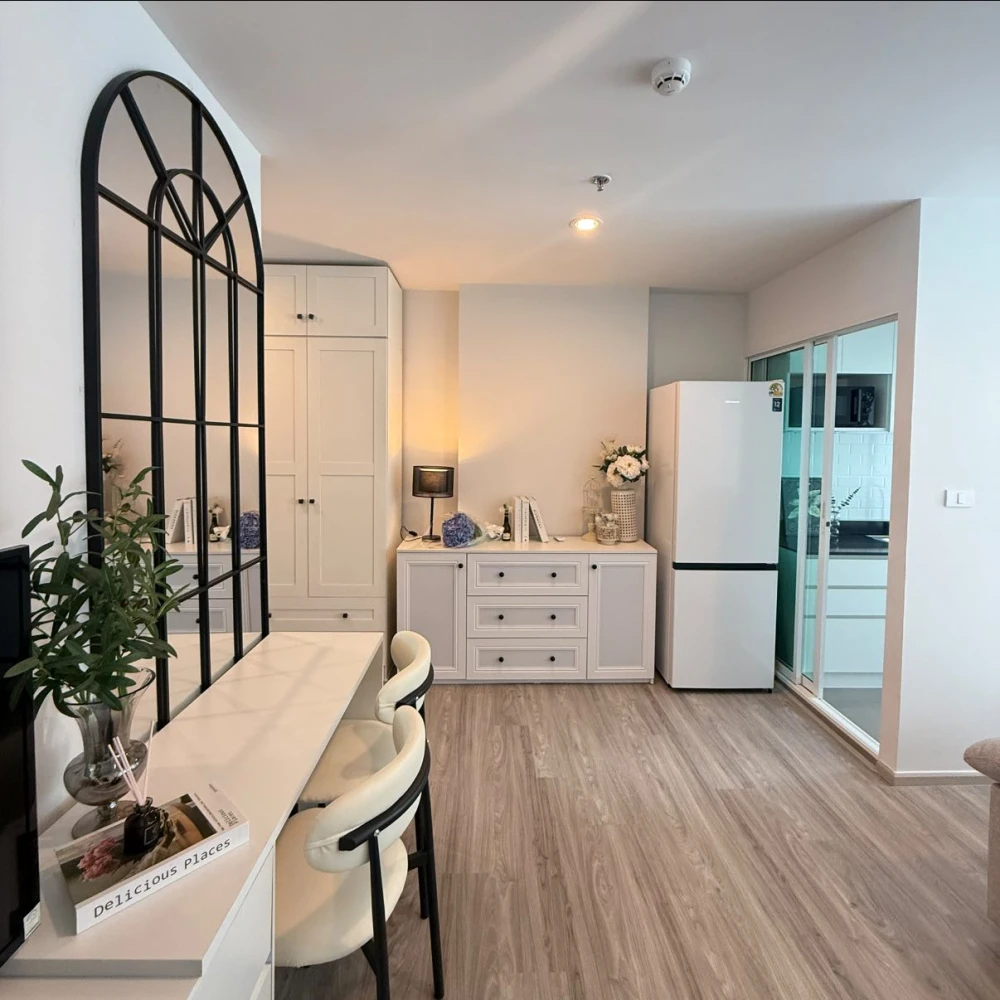 For sale or rent: Regent Home Bangna, a beautifully decorated room with all the amenities you need. Don't miss out on this great deal!