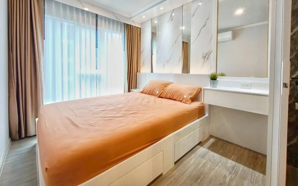 For rent: Regent Home Bangna, beautifully decorated room, built-in headboard, amazing view of the city, hurry and book now.