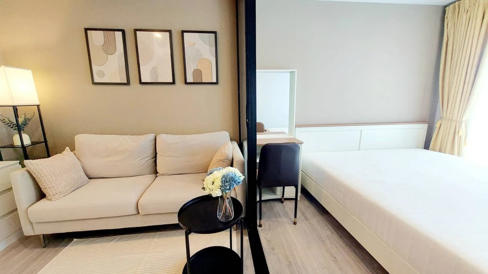 For rent: Regent Home Bangna. The room is not hot, fully furnished with a 6-foot bed and a large sofa. Book now!