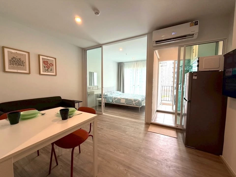For rent: Regent Home Bangna, fully furnished, beautiful view of Bangna intersection, complete with furniture and appliances, nice to live in.