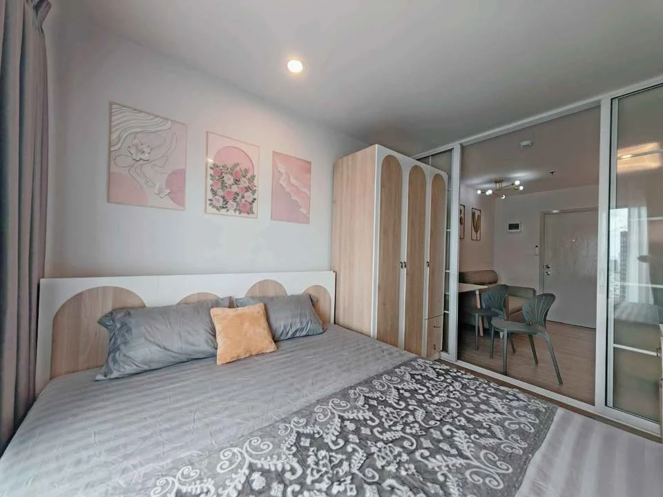 For rent: Regent Home Wuttakat, 27th floor. Unobstructed view, no buildings blocking the view, not hot, not exposed to direct sunlight. Decorated in a