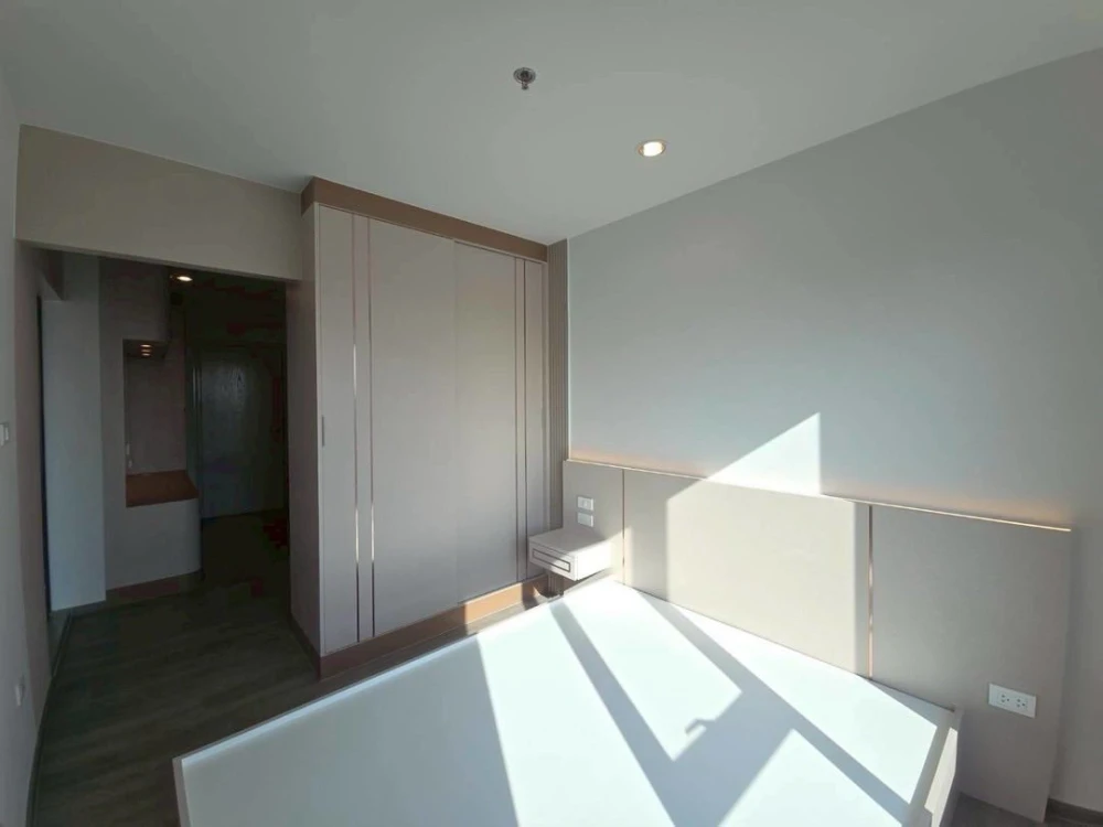 For rent: Regent Home Wuttakat, high floor unit, excellent condition, beautifully built-in furnishings, ready to move in immediately.