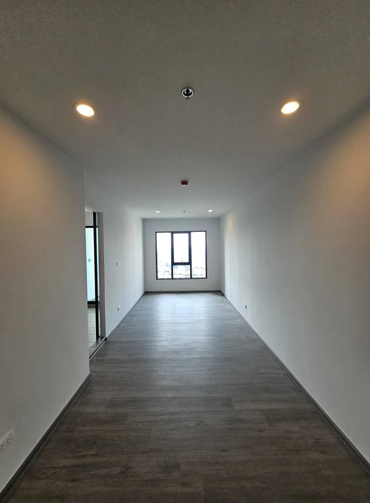 For rent: Regent Home Wuttakat, unfurnished room. Clean, bright, and airy with BTS view. Perfect for those who enjoy decorating their own rooms.