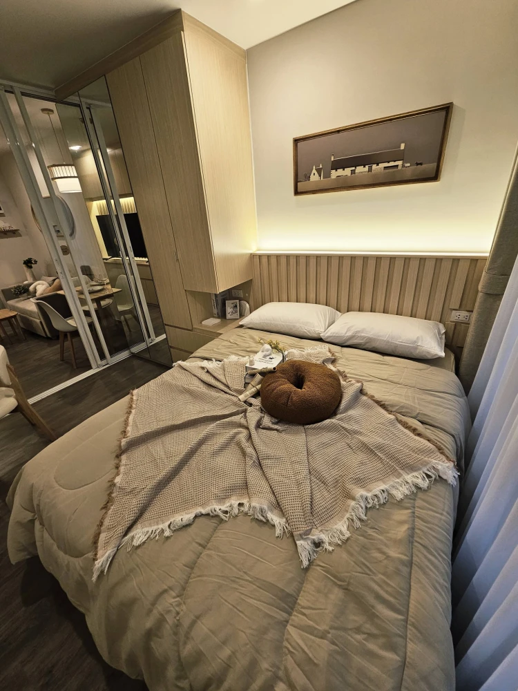 For rent: Regent Home Wuttakat. Beautifully decorated minimalist-style room with high-quality built-in furniture and complete amenities. Book now!