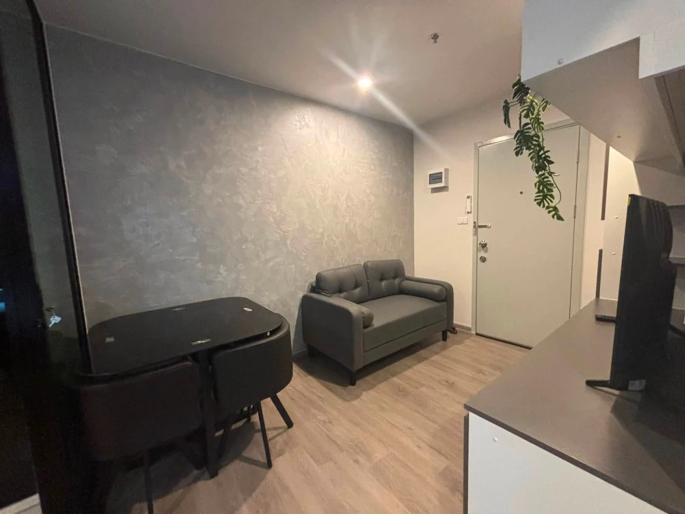 For rent: Regent Home Wuttakat, beautifully decorated room with complete furniture and unobstructed view. Book now!