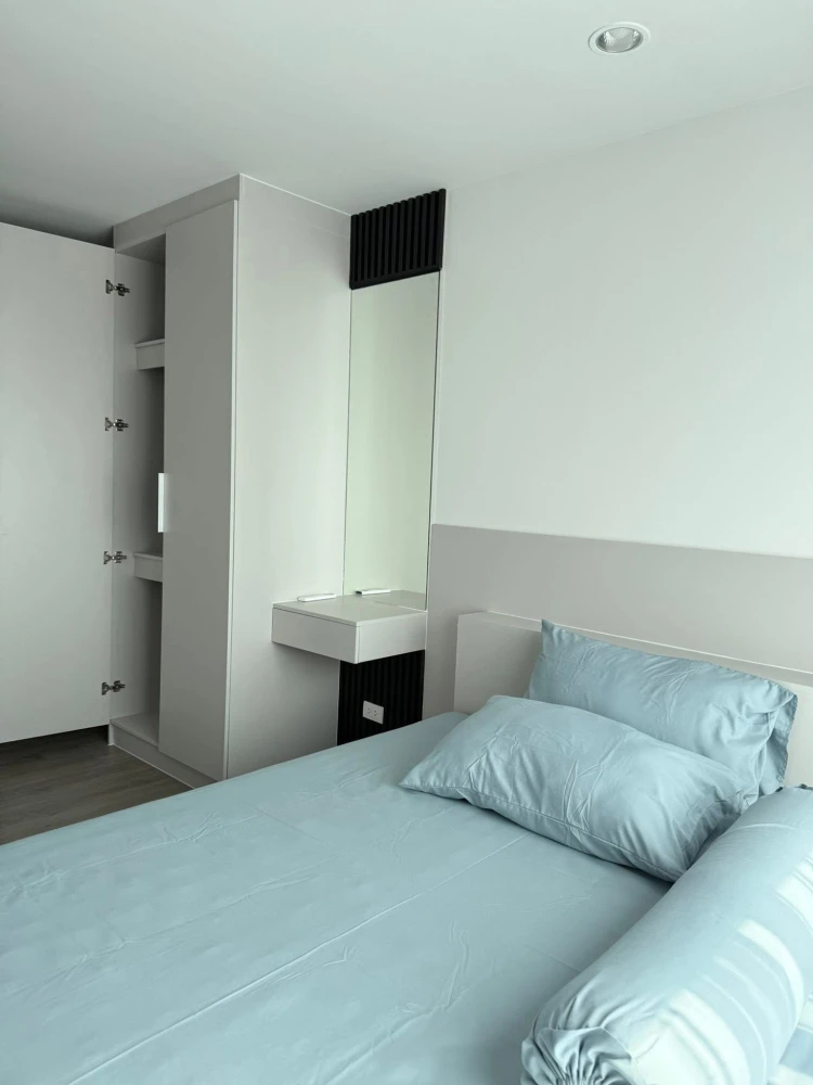 For rent: Regent Home Wutthakat, high floor unit, great ventilation, beautiful city view. Book now, this price is hard to find!