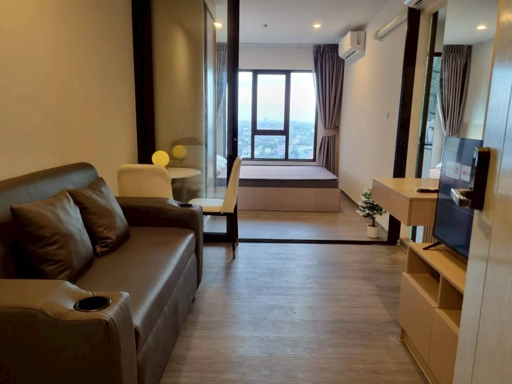 Condo for rent at Regent Home Wutthakat. The unit is pleasant and comes fully furnished with all appliances. Great value—book yours now before it’s go