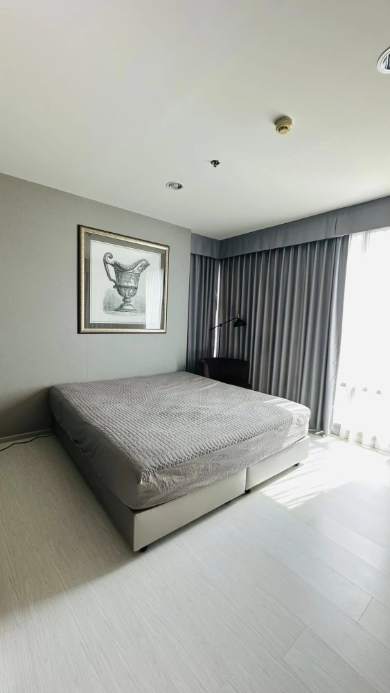 For rent: Rhythm Sukhumvit 42, 20th floor, spacious room, airy, lots of natural light, fully furnished. Hurry, it'll be gone soon.