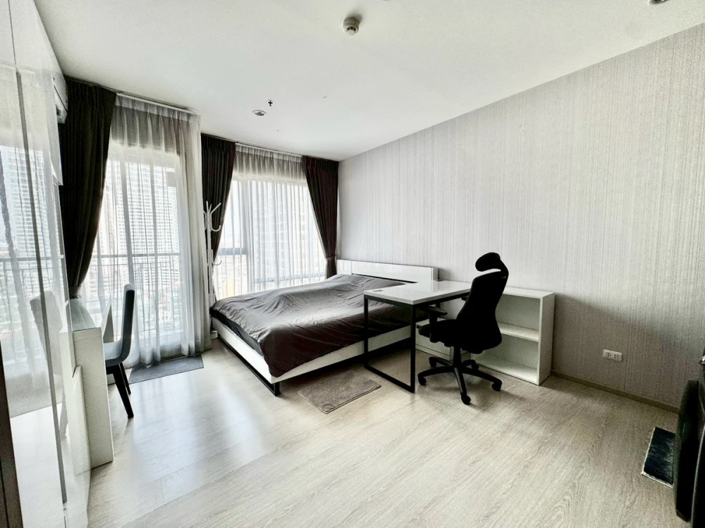 For rent: Rhythm Asoke, 15th floor, pool view, fully furnished, very livable. Book now, don't miss out!