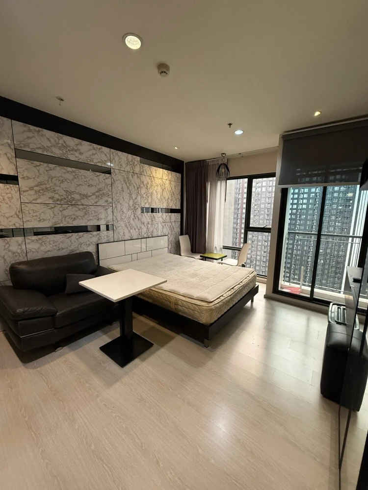 For rent: Rhythm Asoke studio room with high-quality built-in wall units and complete amenities. Book now!
