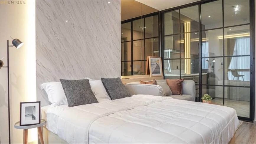 For rent: Rhythm Ekkamai, stunning room with amazing built-in furnishings. You can't miss this opportunity!