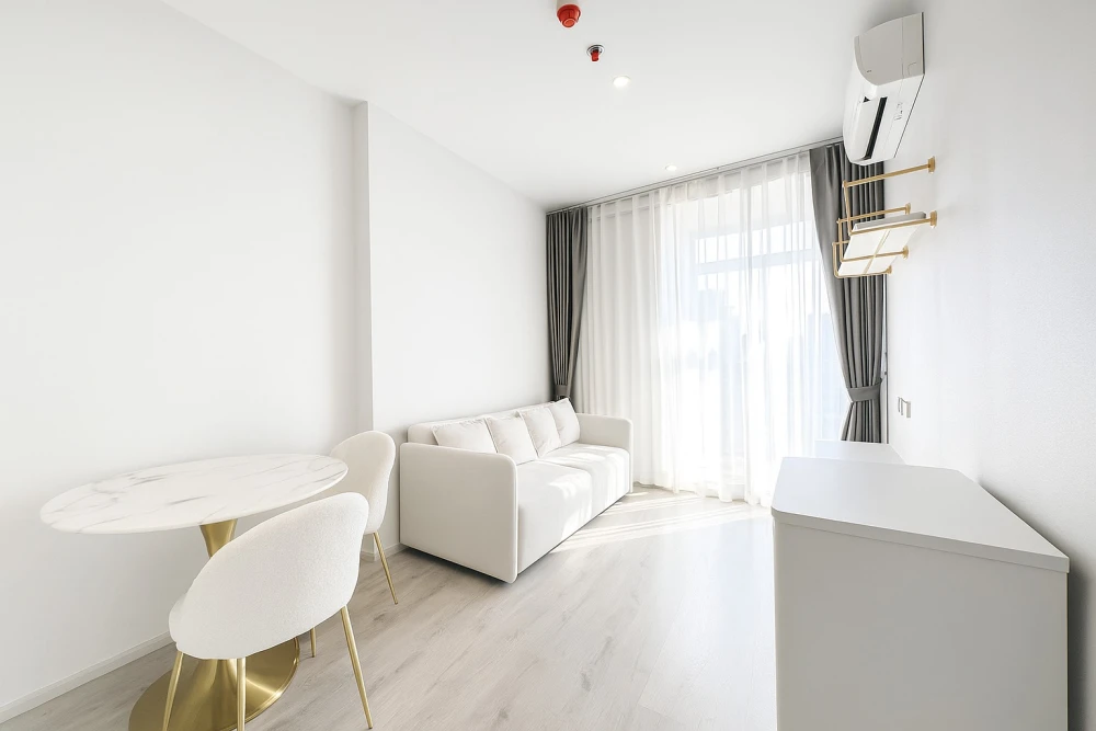 For rent Rhythm Ekkamai Estate, floor to ceiling height 2.80 meters, fully furnished and electric appliances, move in now, don't hesitate.