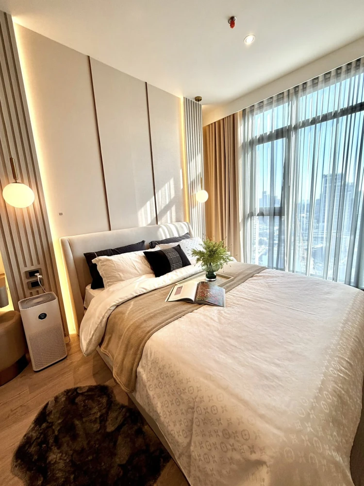 For rent: Rhythm Ekkamai Estate. A lovely, beautifully decorated unit with a consistent color scheme and high-quality built-in furniture. Book now!
