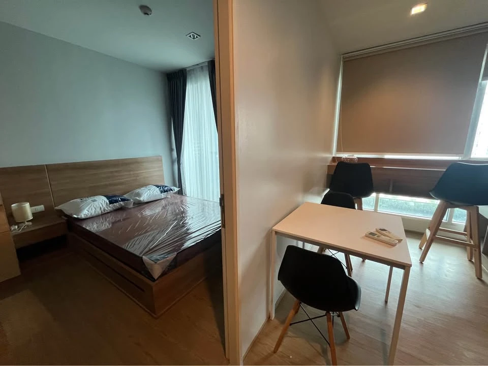 For rent: RHYTHM PHAHON-ARI, very high floor (32nd floor), great view, very comfortable sofa. Reserve now before it's gone.