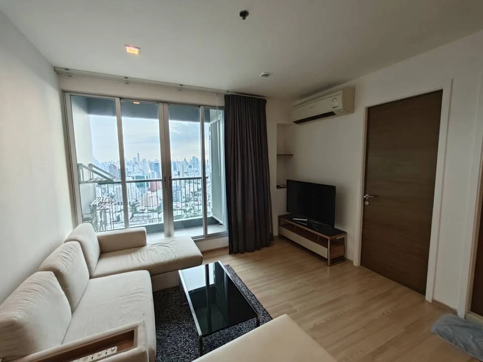 For rent: Rhythm Phahon-Ari, high floor, nice room, comes with amenities, reserve now.