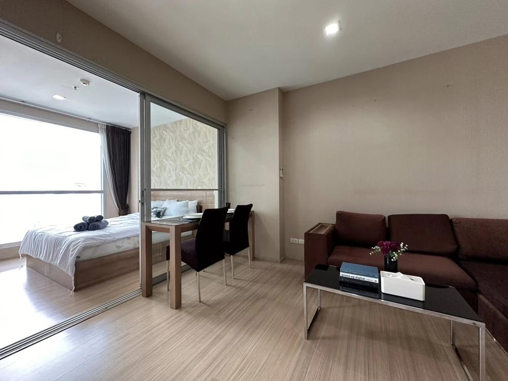 For rent: Rhythm Ratchada-Huai Khwang, high floor unit, fully furnished, ready to move in. Book now!