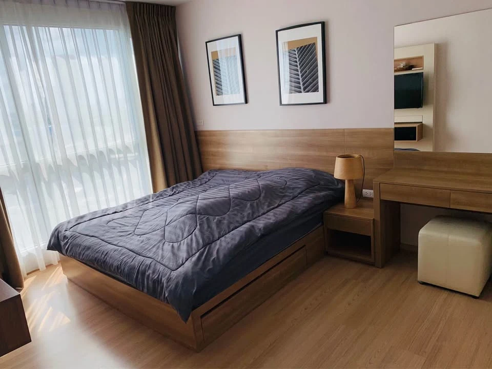For rent: Rhythm Sathorn, spacious room, lots of space, fully furnished, Chao Phraya River view. If it's this good, you have to book it.