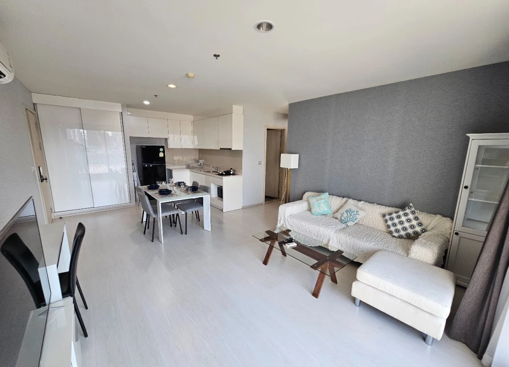 For rent: Rhythm Sukhumvit 42, fully furnished room, wallpapered throughout, lots of usable space, reserve now!