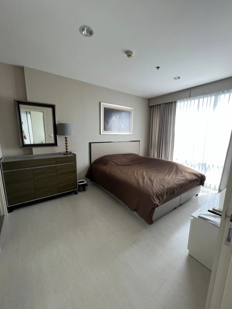 For rent: Rhythm Sukhumvit 42, 1 bedroom, 1 bathroom, spacious living area, stunning Chao Phraya River view. Book now!