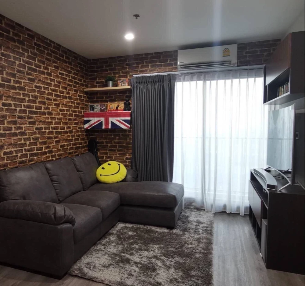 For rent: Rich Park Triple Station, a nice room with nice wallpaper, comes with complete furniture, just bring your bags and move in.