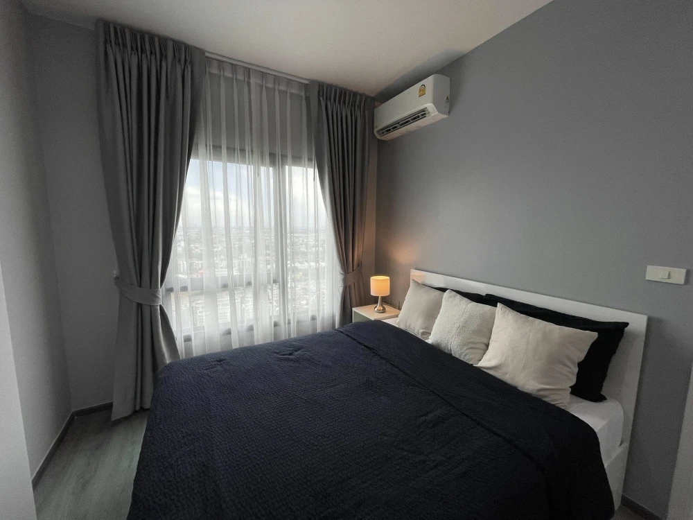 For rent: Rich Park Triple Station, room on the 37th floor, very high, great breeze, open city view, very comfortable, very livable.