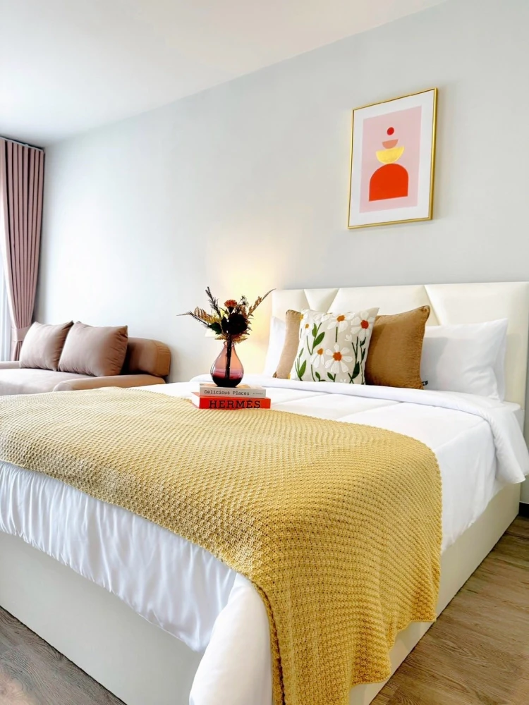 For rent: Rich Point @ BTS Wutthakat, pool view, decorated in bright, comfortable tones, complete with equipment in the room, very worth booking.