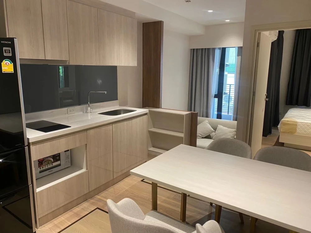 For rent: Runesu Thonglor 5, 2nd floor, nice room, fully furnished. If interested, hurry and reserve now. Don't delay.