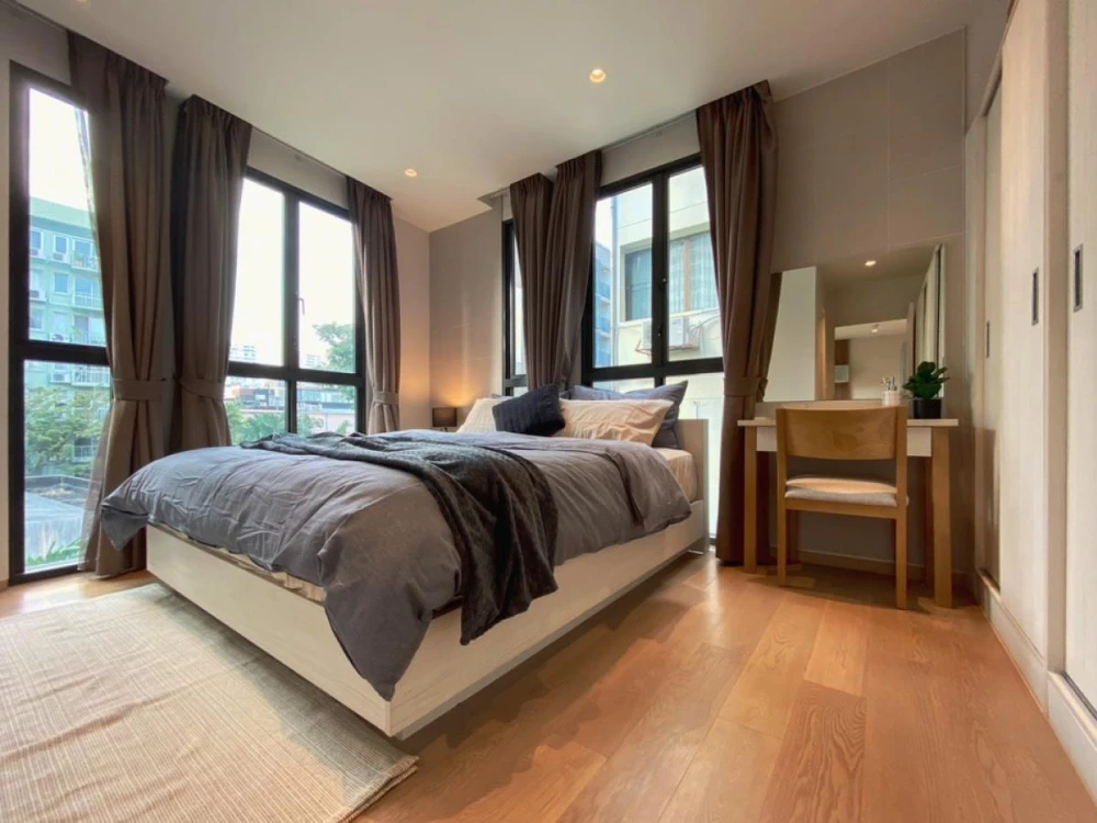 For rent: Runesu Thonglor, 5th floor, 4 fully furnished units. Beautiful and comfortable. Book now!