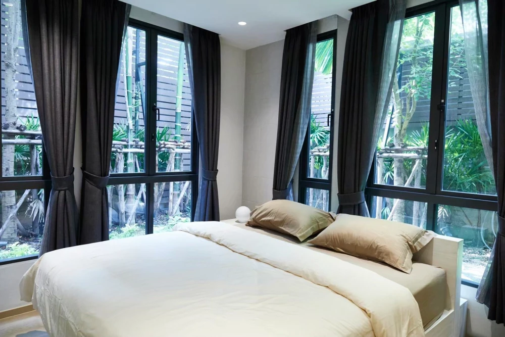 For rent: Runesu Thonglor 5, 1 bedroom, 1 bathroom unit. Lots of trees, shady and comfortable atmosphere. Don't miss out!